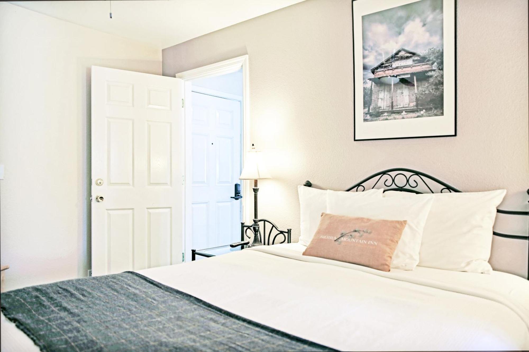 Sierra Mountain Inn แกรสแวลลีย์ ภายนอก รูปภาพ